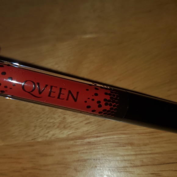 NIB Qveen Studio Matte Liquid Lip Satin In The Color Monroe - Picture 2 of 7